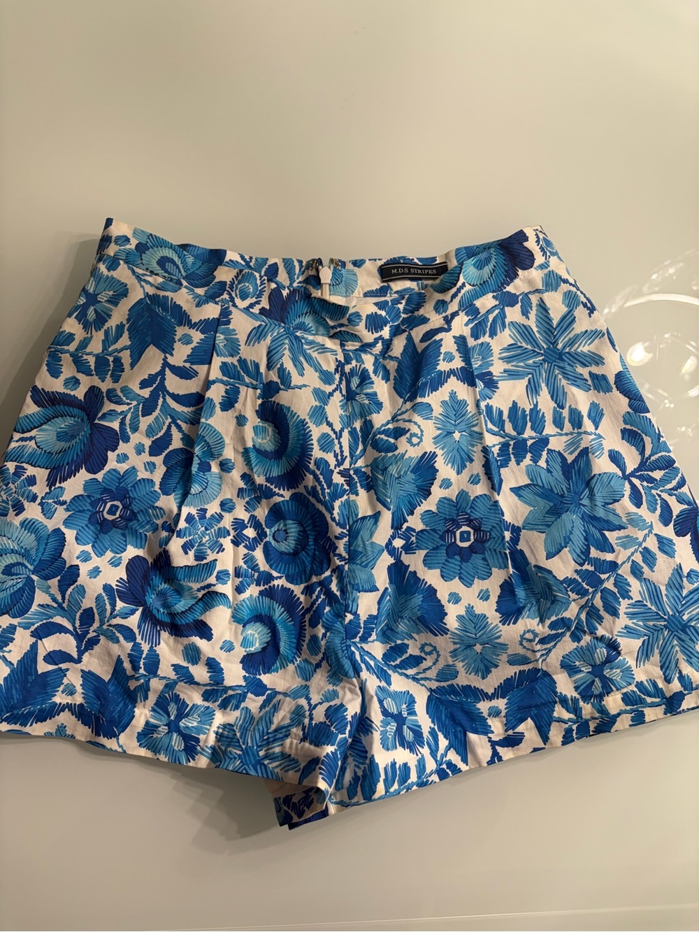 High-Waist White Shorts with Blue Floral Jacquard Size 2